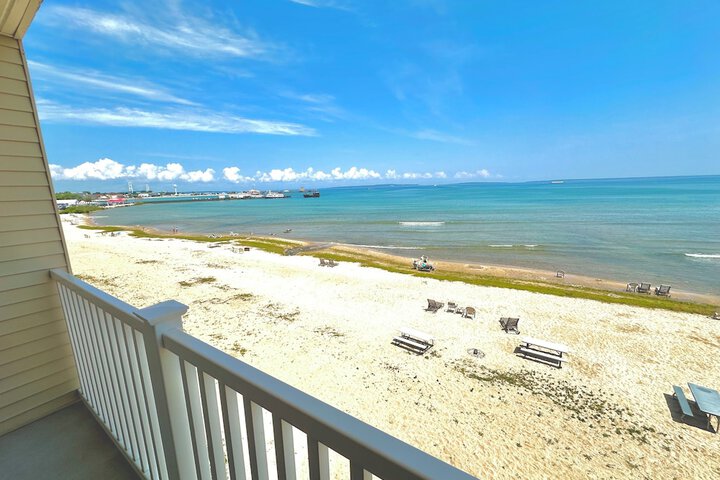 Mackinaw Beach & Bay Inn & Suites