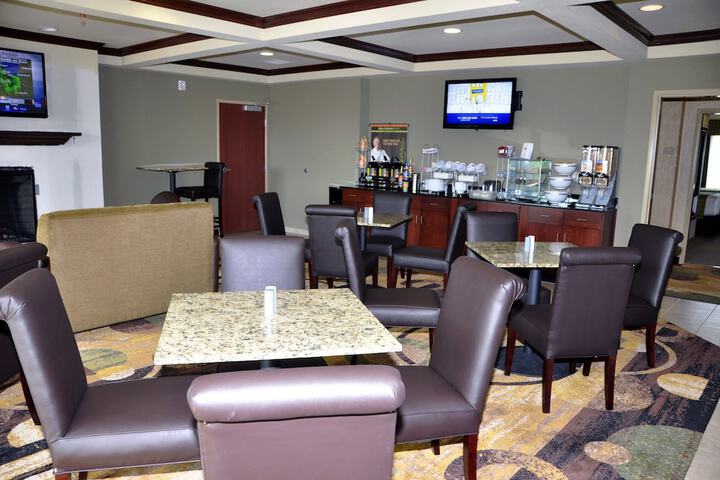 Lounge 44 of 56