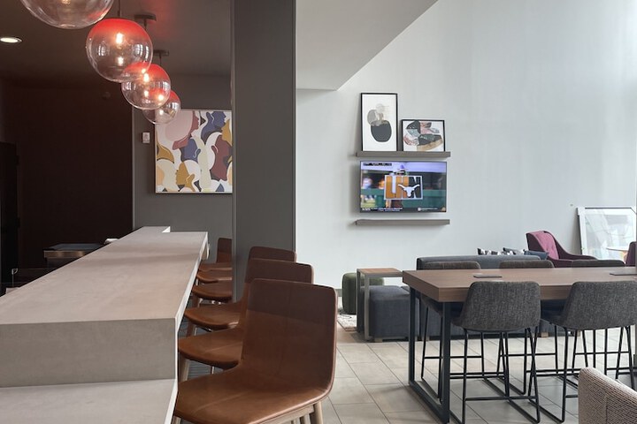 Lounge 77 of 84