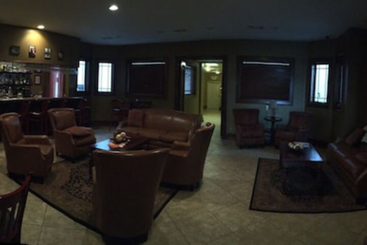 Lounge 11 of 16