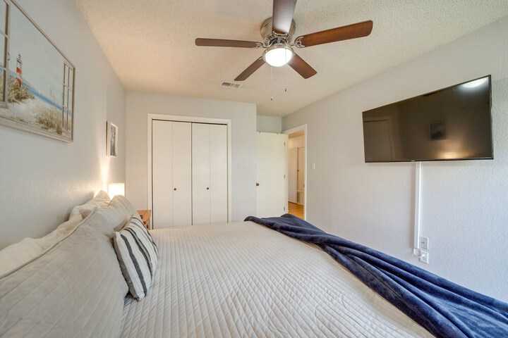 Family-friendly Broken Arrow Retreat w / Yard!