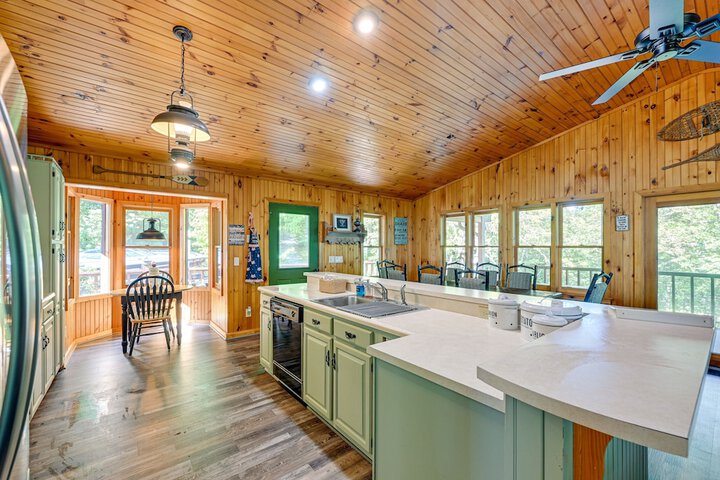 Cullowhee Mountain Retreat w / Deck and Fire Pit!