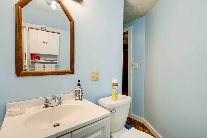 Spacious Woodbury Home w / Pool + Hot Tub!