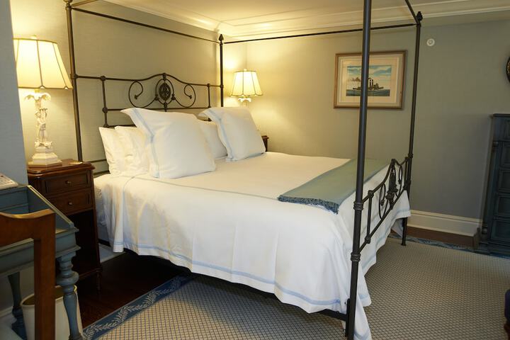 Room 28 of 47