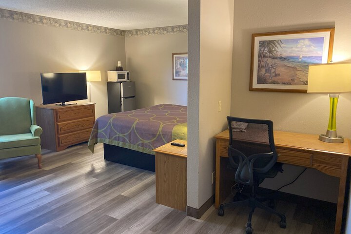 Super 8 by Wyndham Green Bay Near Stadium
