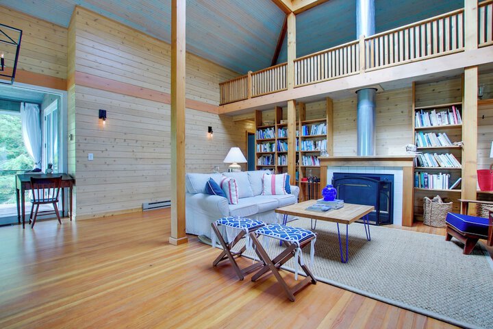 Serene Washington Island Getaway w / Private Beach!