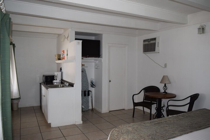 Room 10 of 32