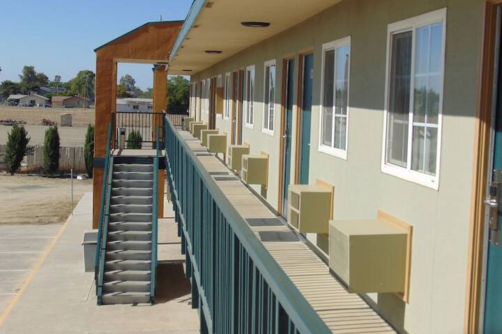 Corcoran Country Inn