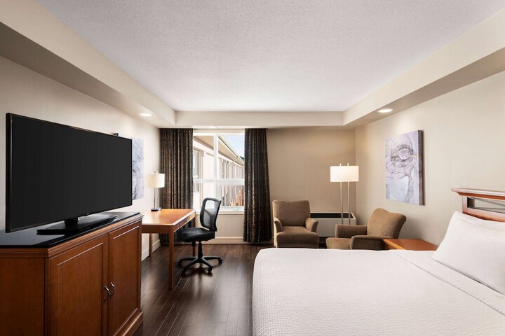 Royal Hotel Edmonton Airport Trademark Collection by Wyndham