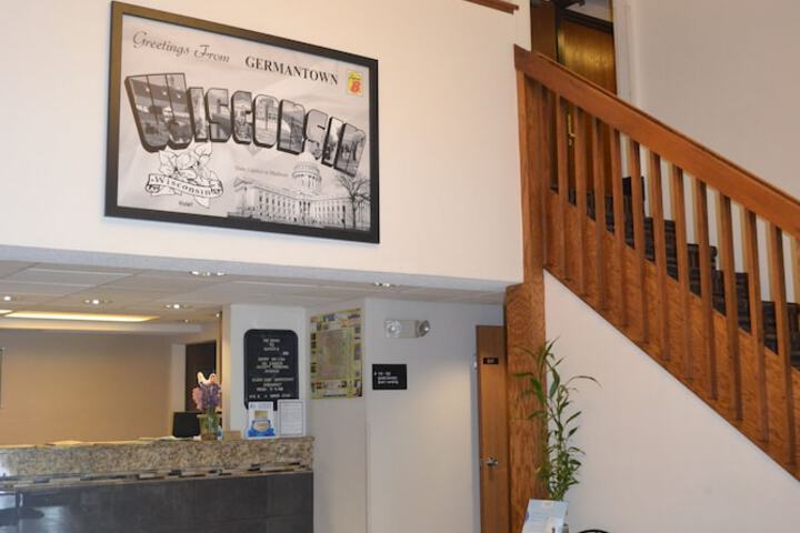 Super 8 by Wyndham Germantown / Milwaukee