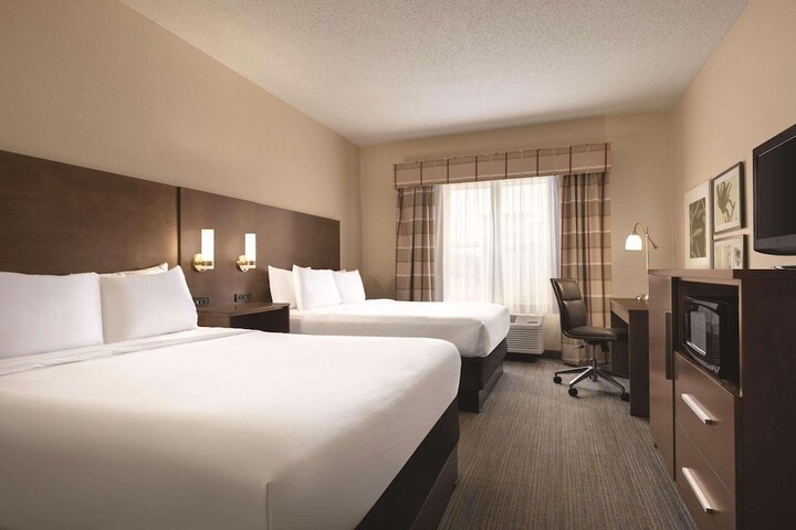 Country Inn & Suites by Radisson Forest Lake, MN
