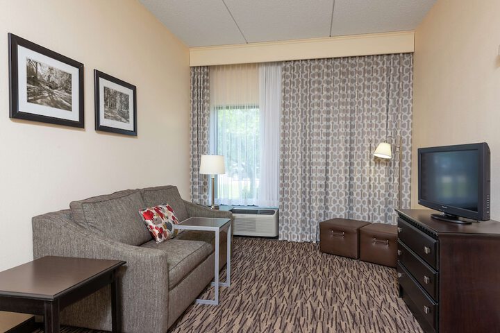 Hampton Inn & Suites Cleveland-Airport / Middleburg Heights