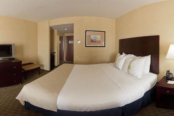 Room 32 of 49