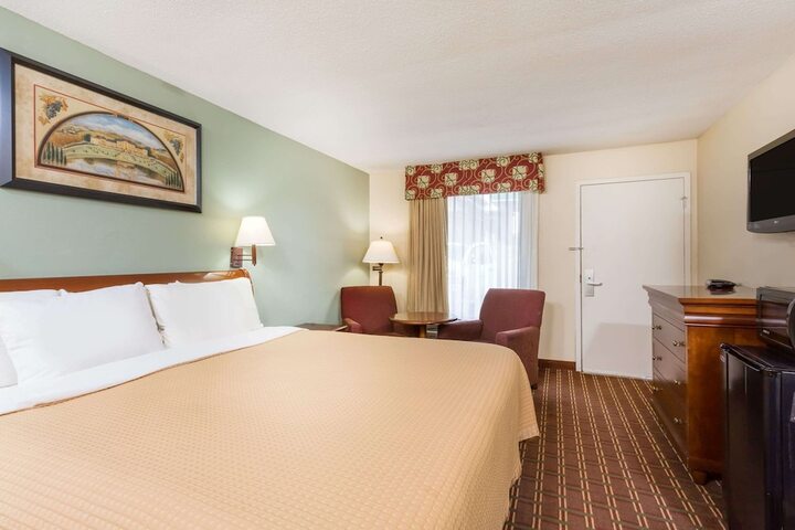 Room 6 of 16