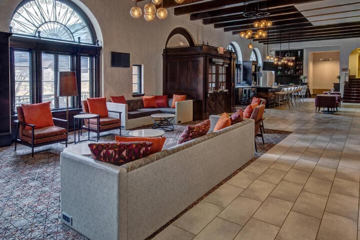 Courtyard by Marriott Kansas City Country Club Plaza