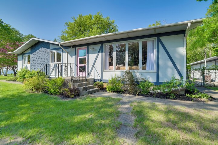 Home Rental on Detroit Lake: Dock Game Room!