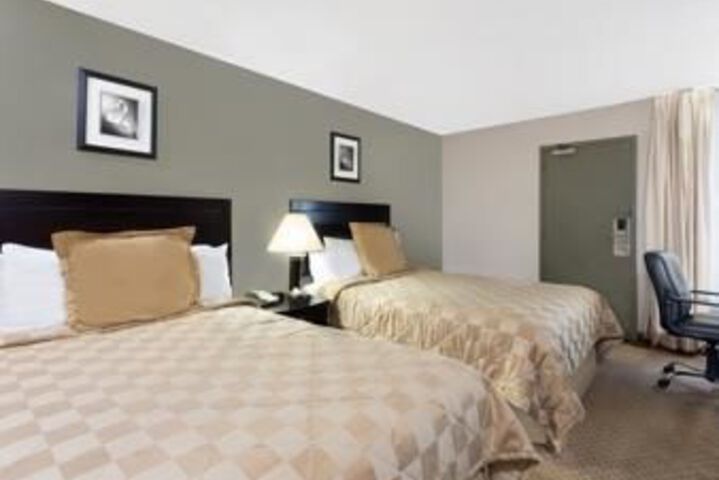 Super 8 by Wyndham Brook Park / Cleveland