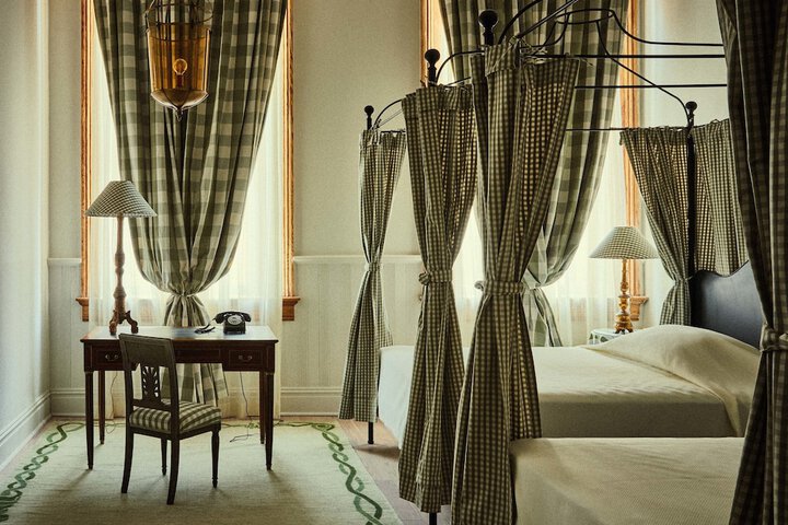 Room 40 of 151