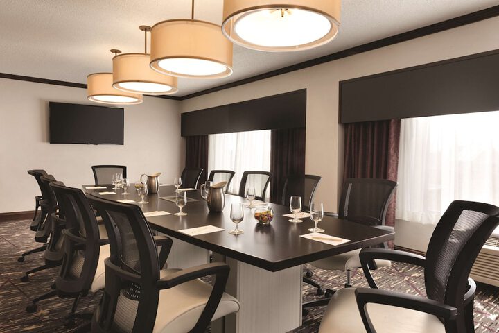 DoubleTree by Hilton Milwaukee - Brookfield