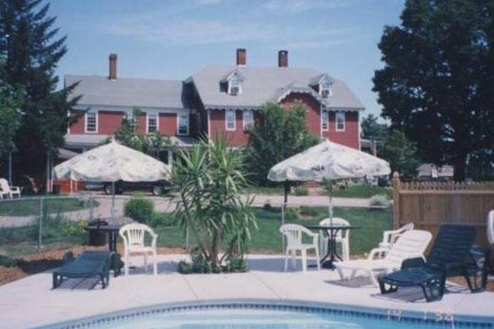 OLD RED INN AND COTTAGES