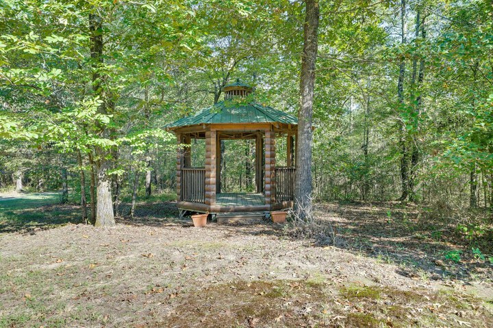 Secluded Broken Bow Cabin w / Fire Pit and Deck!