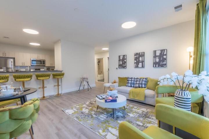Opulence in Olive with Free Parking 2 BR 2 baths Suite, 5 beds and Sleeps 8