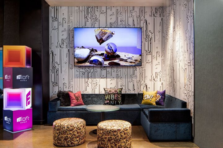 Lounge 40 of 54