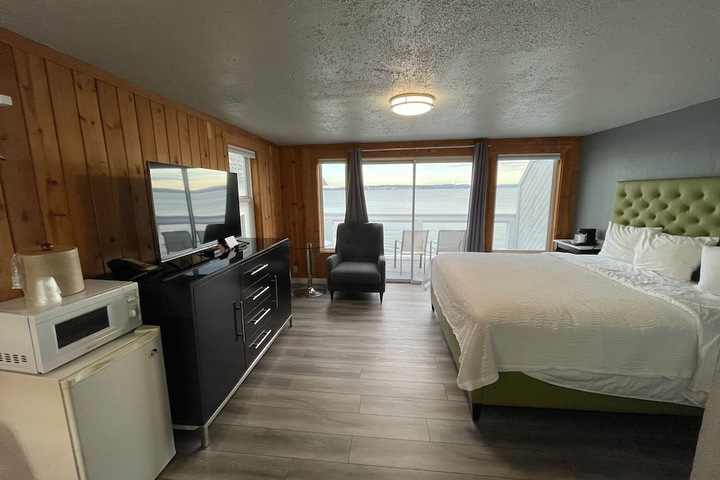 Tides Inn & Suites
