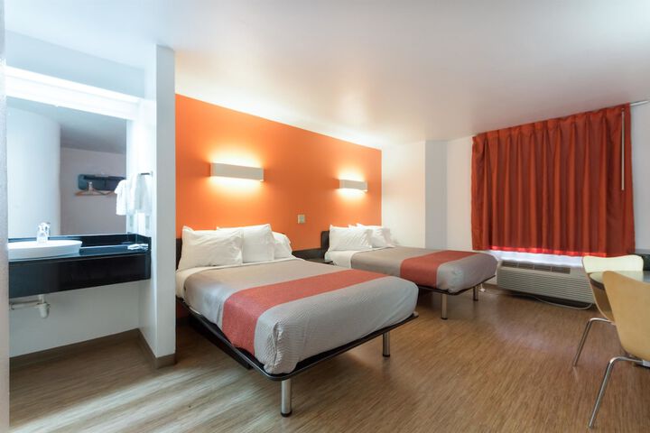 Room 26 of 38