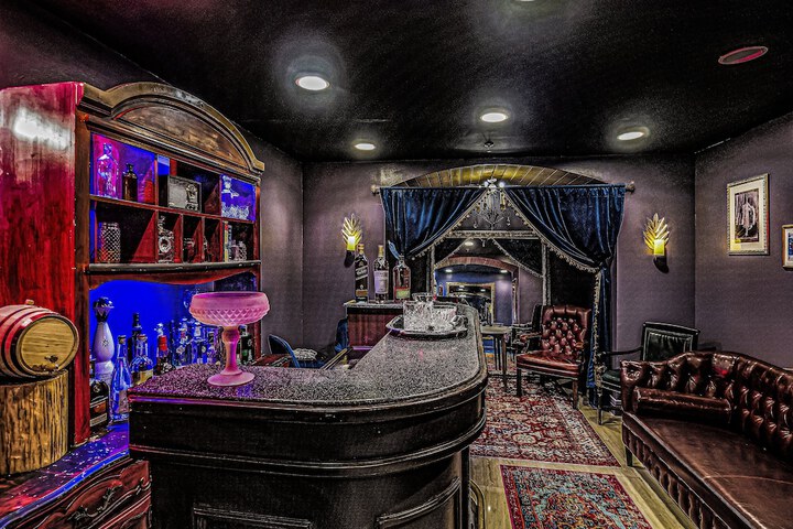 Lounge 111 of 143