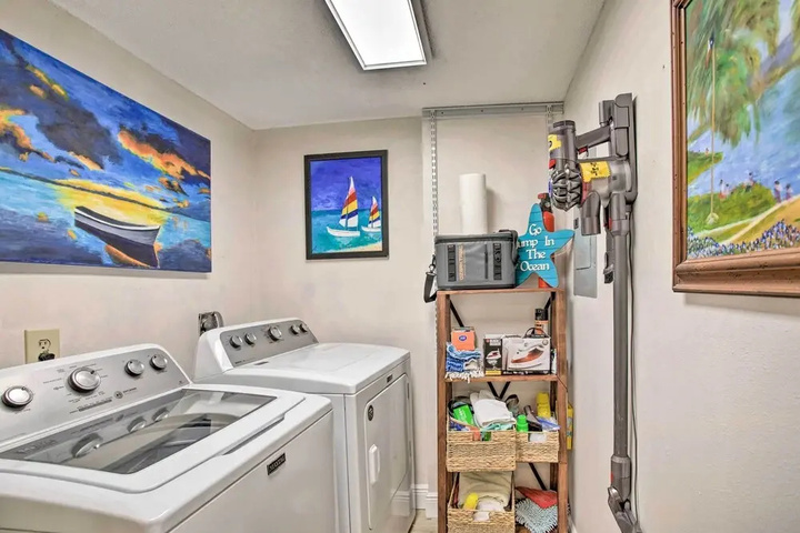 Beachfront Redington Shores Condo w / Pool!