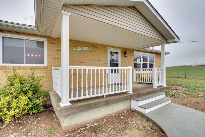 Chic Ste Genevieve Home w / Nice Interior Amenities