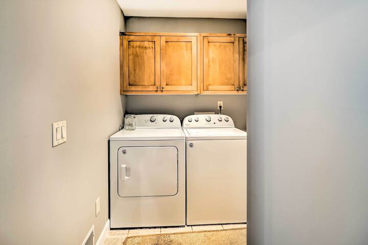 Cozy Whitehall Hideaway w / Hot Tub + Chiminea!