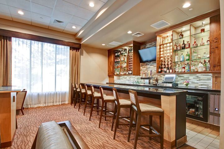 Lounge 82 of 90