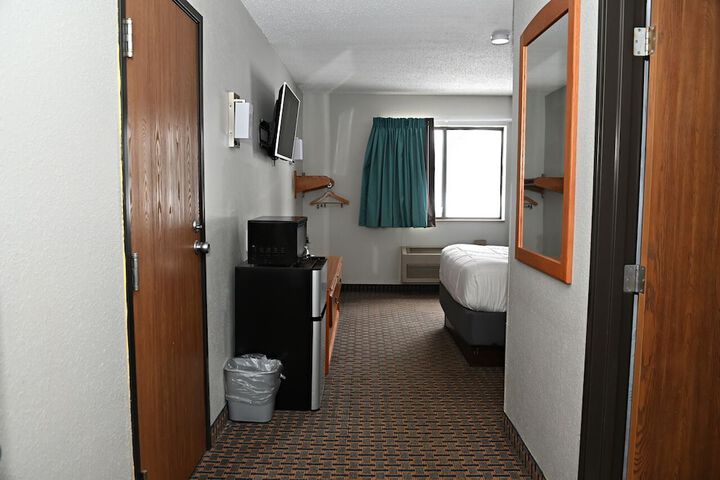 Room 8 of 25