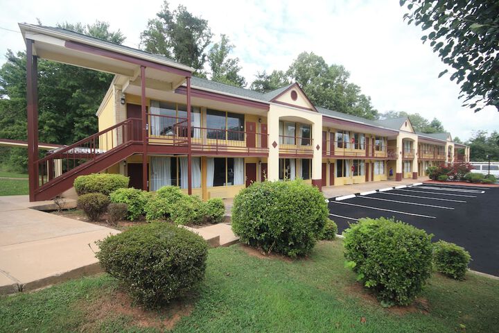 Americas Best Value Inn Pilot Mountain