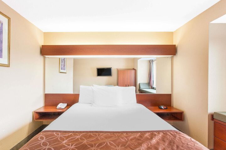 Room 10 of 16