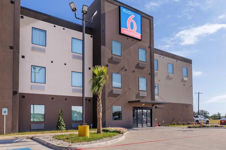 Studio 6 – Giddings Tx