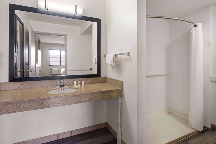 Days Inn & Suites by Wyndham Kokomo