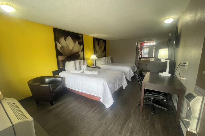 Super 8 by Wyndham Monroe