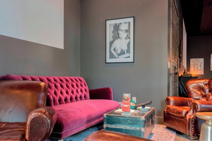 Lounge 44 of 47