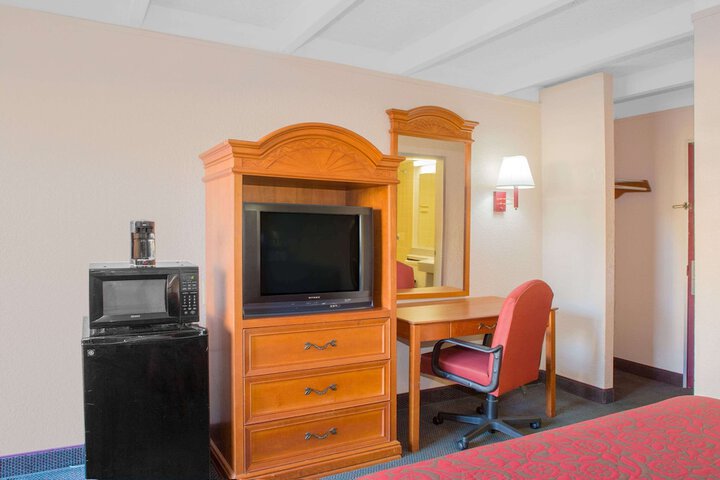 Room 4 of 17
