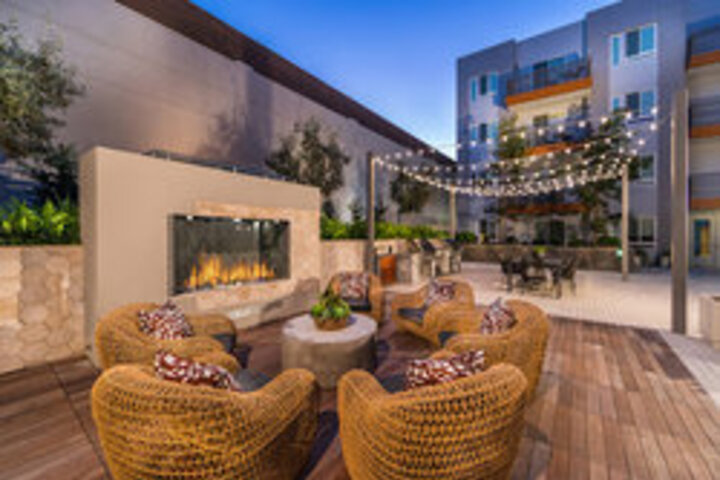 Lounge 48 of 60