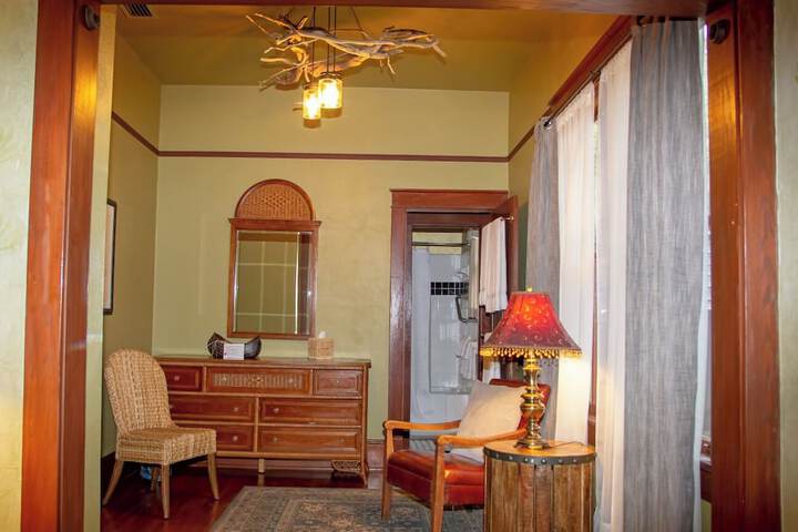 Oakland Manor House