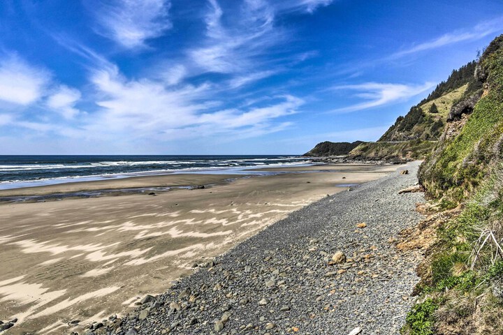 Oceanfront Cottage W / deck & Secluded Beach Access!
