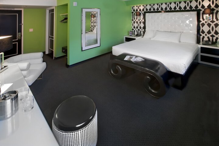 Room 33 of 60