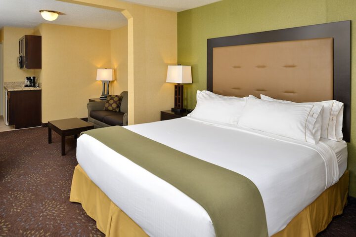 Holiday Inn Express Hotel & Suites Charlotte by IHG