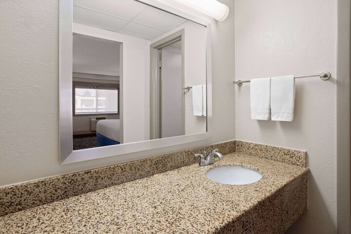 Days Inn by Wyndham Tonawanda / Buffalo