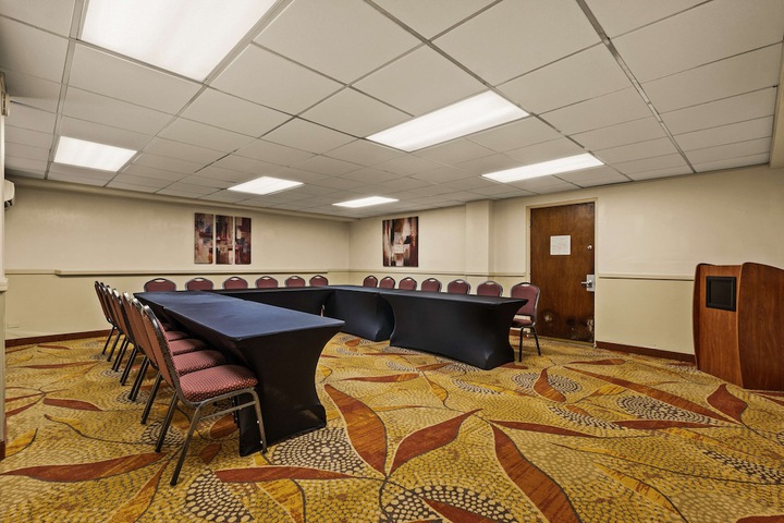 Best Western The Plaza Hotel Honolulu Airport - Free Breakfast