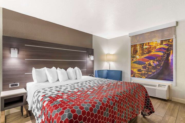 Econo Lodge Inn & Suites Near Lackland AFB